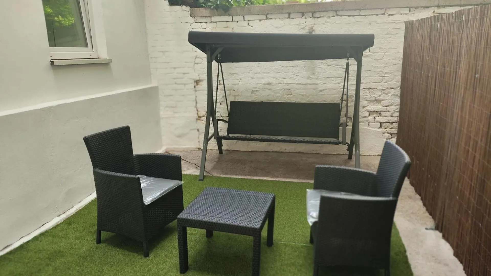 Lägenhet Emerald Holiday Home With Patio Wien